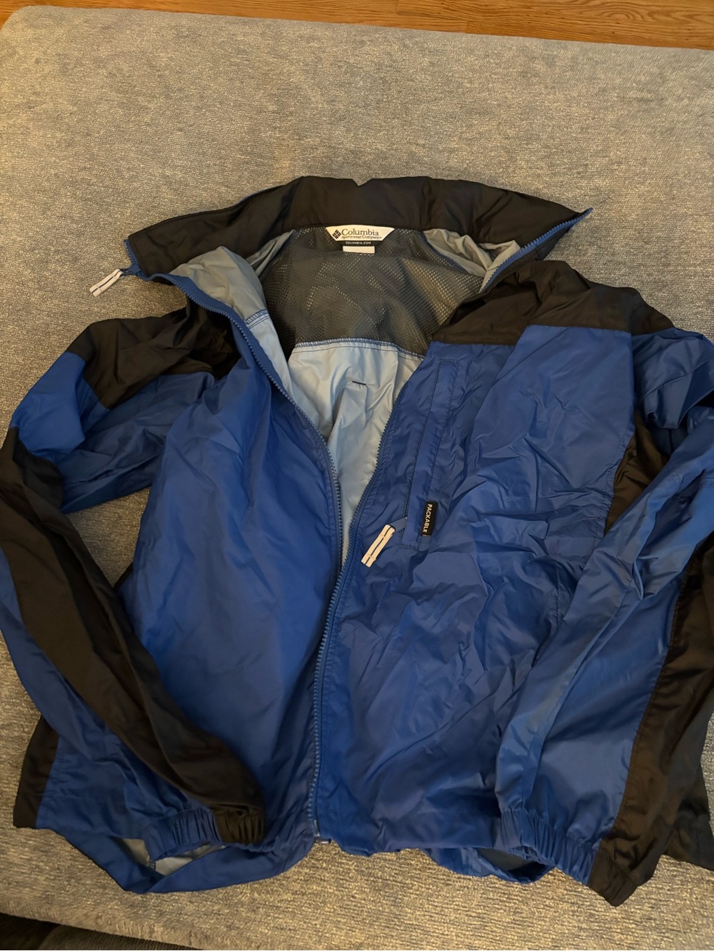 Columbia Blue and Black Men’s Windbreaker Jacket Packable w/ Stored Hood